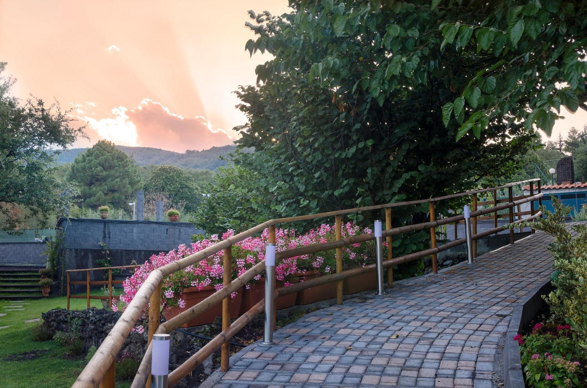 Villa Del Gelso Chalet Nel Parco Delletna 马斯卡利 外观 照片